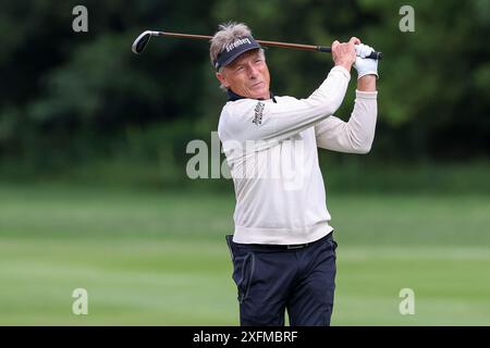 4. Juli 2024, Bayern, München/Eichenried: Golf: BMW International Open, 1. Runde, Bernhard langer trifft den Ball. Foto: Christian Kolbert/Kolbert-Press/dpa Stockfoto