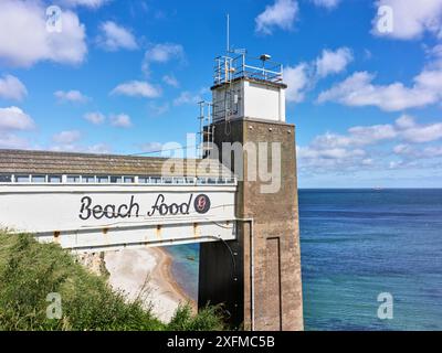 Tower Lift im Marsden Grotto Café an einem Strand in South Shields, England, an einer ruhigen Nordsee vor der englischen Küste. Stockfoto