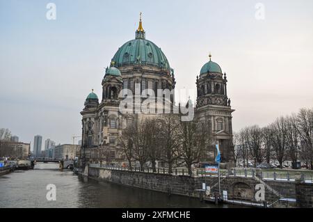 Berlin, Deutschland. Der Berliner Dom, eine monumentale deutsche evangelische Kirche auf der Museumsinsel an der Spree Stockfoto