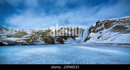 Skogafoss im Mondschein, Southern Island, Februar 2016. Stockfoto