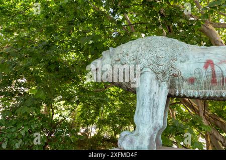 Tiflis, Georgien - 16. JUNI 2024: Löwenstatue auf der Galaktion Tabidze-Brücke, benannt nach dem berühmten georgischen Dichter aus dem 20. Jahrhundert. Stockfoto