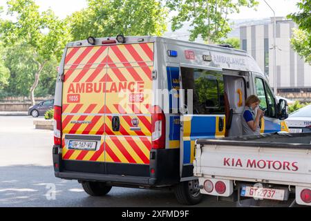 Tiflis, Georgien - 17. JUNI 2024: Georgischer Krankenwagen parkt in der Straat in Tiflis, Georgien. Stockfoto