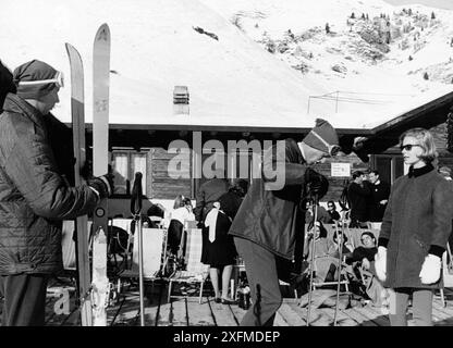 15 Giugno 1964 St. Moritz Archivio Storico Olycom/LaPresse Katharine, Duchessa di Kent (Katharine Lucy Mary; nata Worsley; Hovingham Hall, 22. Februar 1933), è la moglie del Principe Edward, Duca di Kent, un nipote di Re Giorgio V del Regno Unito e Mary di Teck, e cugino di primo grado della Regina Elisabetta II. È quindi un membro della famiglia reale britannica. Nella Foto: Katharine, Duchessa di Kent moglie di Principe Edward, Duca di Kent a St. Moritz, Herzogin von Kent, Ehefrau von Prinz Edward, Herzog von Kent in St. Moritz Stockfoto