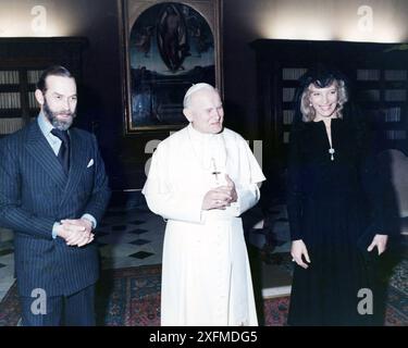 1985 Vaticano Archivio Storico Olycom/LaPresse Il principe Michael di Kent (Iver, 4 luglio 1942) è un membro della famiglia reale britannica, in quanto figlio di George, duca di Kent e di Marina di Grecia e quindi nipote di Re Giorgio V del Regno Unito. È cugino di primo grado della regina Elisabetta II. Nella Foto: Michael di Kent e moglie Maria Cristina di Kent in visita im Vaticano con Giovanni Paolo II. Auf dem Foto: Michael von Kent und Frau Maria Cristina von Kent besuchen den Vatikan mit Johannes Paul II Stockfoto