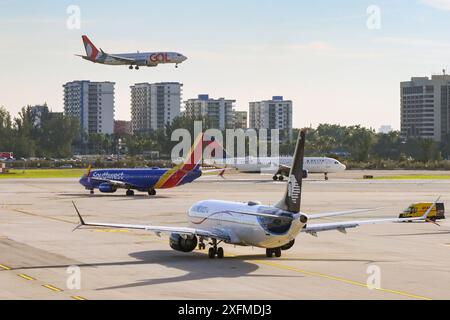 Miami, Florida, USA - 5. Dezember 2023: Flugzeuge warten auf den Start vom Flughafen Miami International Stockfoto