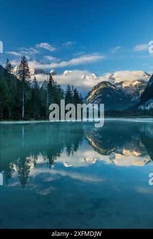 Lago Di Landro in der Morgendämmerung, Dolomiten, Sud Tirol/Südtirol, Italien, September 2015. Stockfoto