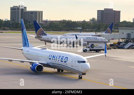 Miami, Florida, USA - 5. Dezember 2023: Boeing 737 von United Airlines, die zu einem der Terminals am Miami International Airport fährt Stockfoto