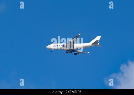 Miami, Florida, USA - 3. Dezember 2023: Von Atlas Air betriebener Frachtjet Boeing 747 nähert sich dem internationalen Flughafen Miami an Stockfoto