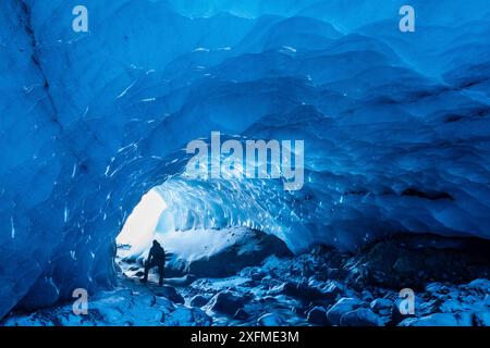 Entdecker in der Eishöhle in Porsmorck, Island, Februar 2016. Stockfoto