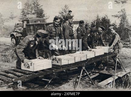 Segunda guerra mundial (1939-1945). Alemanien. División azul. Soldados descargando municiones. Año 1942. Stockfoto