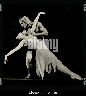 Maya Plisetskaja und Alexander Godunow im Ballett der Tod der Rose von Gustav Mahler. Museum: © International Maya Plisetskaya und Rodion Schtschedrin Foundation. Autor: ANONYM. Stockfoto