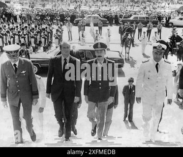 Argentinien. El rey de España Juan Carlos I (1938-) subiendo las escaleras del Palacio del Congreso argentino acompañado de Jorge Rafael Videla (1925-2013), presidente de la Junta militar instaurada desde 1976 a 1982, y los ministros del aire, Orlando Ramón Agosti (1924-1997), y de Marina Emilio Eduardo Massera (1925-2010). Buenos Aires, año 1978. Stockfoto