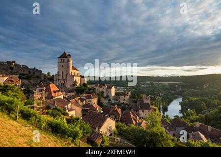 St Cirque Lapopie im Morgengrauen, Lot Valley, Quercy, Frankreich, Juli 2015. Stockfoto