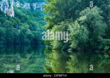 Fluss Lot in Vers, Quercy, Frankreich, Juli 2015. Stockfoto