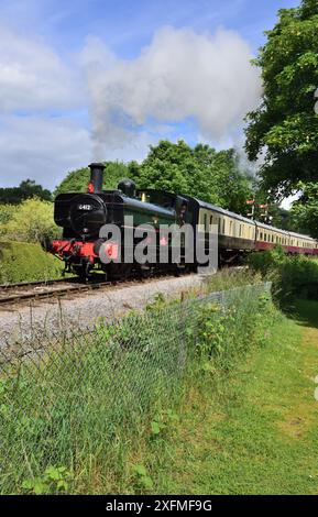 Koffer-Tank der GWR-Klasse 6400 Nr. 6412 verlässt Buckfastleigh auf der South Devon Railway mit einem Zug nach Totnes. Stockfoto