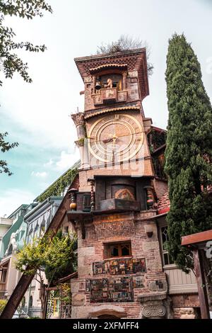 Tiflis, Georgien - 17. JUNI 2024: Der Uhrenturm des Marionettentheaters Rezo Gabriadze ist ein einzigartiges und ikonisches Wahrzeichen in Tiflis, Georgien Stockfoto