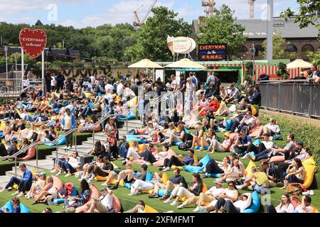 Wimbledon Tennis auf der Everyman-Leinwand auf dem Regents Canal bei Kings Cross, Juli 2024, Nord-London, Großbritannien Stockfoto