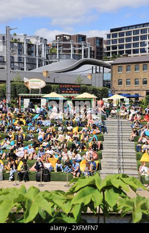 Wimbledon Tennis auf der Everyman-Leinwand auf dem Regents Canal bei Kings Cross, Juli 2024, Nord-London, Großbritannien Stockfoto