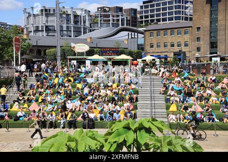 Wimbledon Tennis auf der Everyman-Leinwand auf dem Regents Canal bei Kings Cross, Juli 2024, Nord-London, Großbritannien Stockfoto