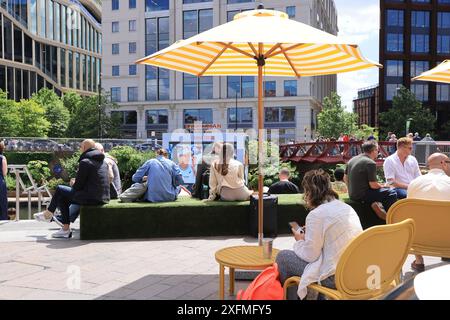 Wimbledon Tennis auf der Everyman-Leinwand auf dem Regents Canal bei Kings Cross, Juli 2024, Nord-London, Großbritannien Stockfoto