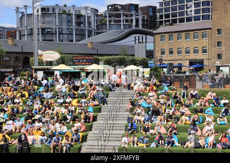 Wimbledon Tennis auf der Everyman-Leinwand auf dem Regents Canal bei Kings Cross, Juli 2024, Nord-London, Großbritannien Stockfoto