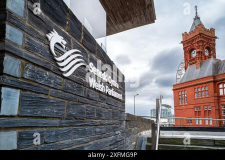 Cardiff, Großbritannien - 23. Juni 2024: Walisisches Parlamentsgebäude aus lokalem Schiefergestein in Cardiff, Wales. Bekannt als der Senedd. Der rote Ziegelstein, den Pierhead gebaut hat Stockfoto