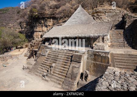 Cuauhcalli oder Haus der Adler, Gebäude in die Seite eines Berges gemeißelt, von 1501, Malinalco, Mexiko, März 2017. Stockfoto