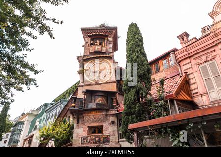 Tiflis, Georgien - 17. JUNI 2024: Der Uhrenturm des Marionettentheaters Rezo Gabriadze ist ein einzigartiges und ikonisches Wahrzeichen in Tiflis, Georgien Stockfoto