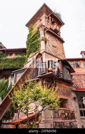 Tiflis, Georgien - 17. JUNI 2024: Der Uhrenturm des Marionettentheaters Rezo Gabriadze ist ein einzigartiges und ikonisches Wahrzeichen in Tiflis, Georgien Stockfoto