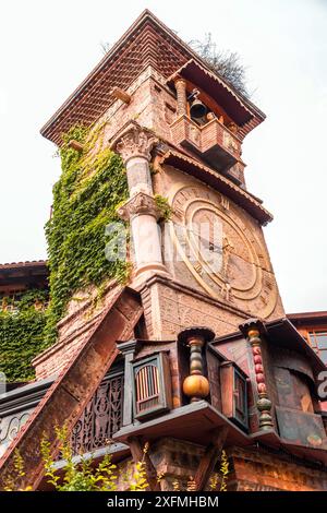 Tiflis, Georgien - 17. JUNI 2024: Der Uhrenturm des Marionettentheaters Rezo Gabriadze ist ein einzigartiges und ikonisches Wahrzeichen in Tiflis, Georgien Stockfoto