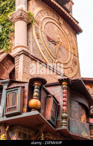 Tiflis, Georgien - 17. JUNI 2024: Der Uhrenturm des Marionettentheaters Rezo Gabriadze ist ein einzigartiges und ikonisches Wahrzeichen in Tiflis, Georgien Stockfoto