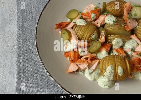 Hasselback Kartoffelsalat mit Gurken und Lachsforelle Stockfoto