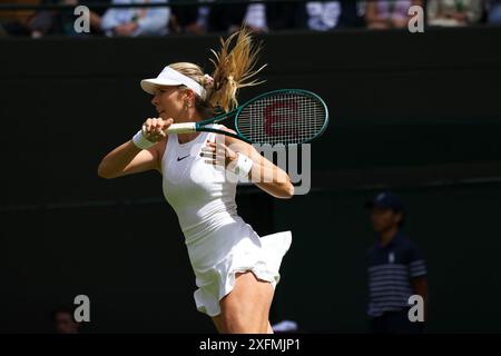 Wimbledon, London, Großbritannien. Juli 2024. Die britische Katie Boulter in ihrer zweiten Runde gegen die Landsfrau Harriet Dart auf Platz eins heute in Wimbledon. Dart gewann das Spiel in drei Sets Credit: Adam Stoltman/Alamy Live News Stockfoto