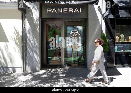 Madrid, Spanien. Juni 2024. Ein Fußgänger spaziert vorbei an der italienischen Uhrenmarke Panerai in Spanien. (Credit Image: © Xavi Lopez/SOPA Images via ZUMA Press Wire) NUR REDAKTIONELLE VERWENDUNG! Nicht für kommerzielle ZWECKE! Stockfoto