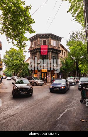 Tiflis, Georgien - 17. JUNI 2024: Straßenblick und traditionelle Architektur in Tiflis, der Hauptstadt Georgiens. Stockfoto