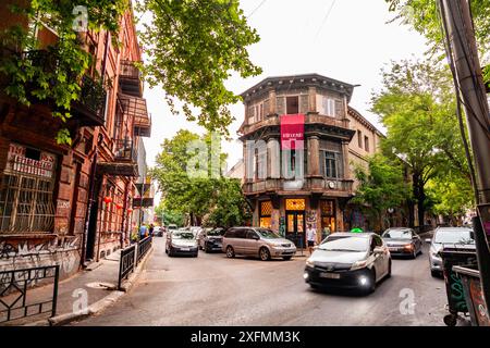 Tiflis, Georgien - 17. JUNI 2024: Straßenblick und traditionelle Architektur in Tiflis, der Hauptstadt Georgiens. Stockfoto