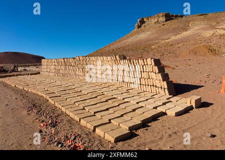 Adobe Schlamm Ziegel trocknen und bereit für den Einsatz gestapelt. Bolivien. Dezember 2016. Stockfoto