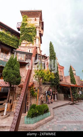 Tiflis, Georgien - 17. JUNI 2024: Der Uhrenturm des Marionettentheaters Rezo Gabriadze ist ein einzigartiges und ikonisches Wahrzeichen in Tiflis, Georgien Stockfoto