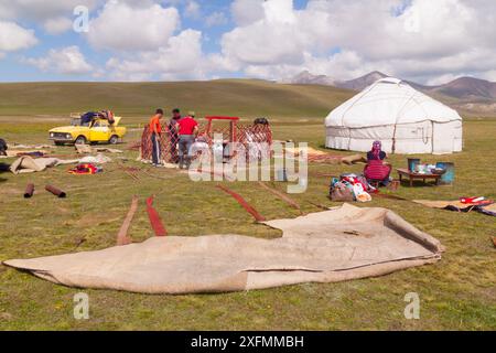 Kirgisische Familie errichtet eine traditionelle Jurte. Kirgisistan. August 2016. Stockfoto