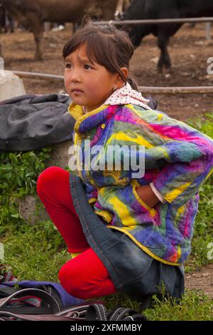 Kirgisische Mädchen auf dem Karakol Animal Market. Kirgisistan. Juli 2016. Stockfoto