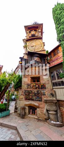 Tiflis, Georgien - 17. JUNI 2024: Der Uhrenturm des Marionettentheaters Rezo Gabriadze ist ein einzigartiges und ikonisches Wahrzeichen in Tiflis, Georgien Stockfoto