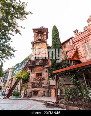 Tiflis, Georgien - 17. JUNI 2024: Der Uhrenturm des Marionettentheaters Rezo Gabriadze ist ein einzigartiges und ikonisches Wahrzeichen in Tiflis, Georgien Stockfoto