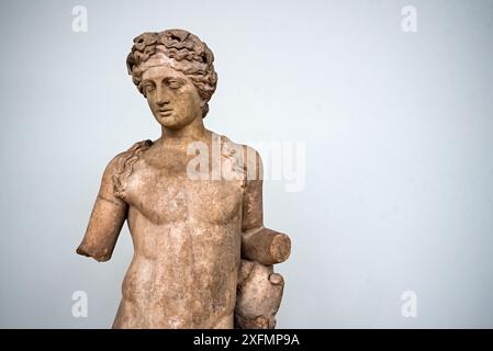 Marmorstatue von Dionysos, dem griechischen Gott des Weins, aus den jahren 117 bis 200 n. Chr. im National Museum of Scotland, Edinburgh. Stockfoto