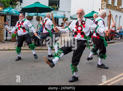 Morris-Tänzer treten vor einem englischen Pub auf Stockfoto