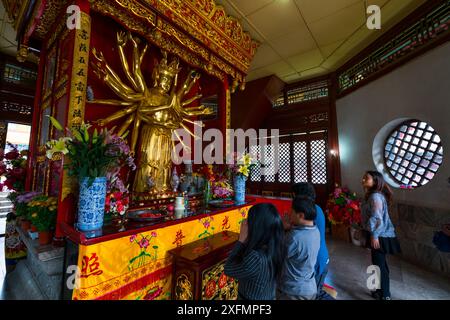 Schrein im Yuantong Buddhistischen Tempel, Kunming, Yunnan, China. Stockfoto