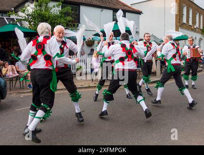 Morris-Tänzer treten vor einem englischen Pub auf Stockfoto