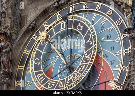 Detail der Prager Astronomischen Uhr, verbunden mit dem Alten Rathaus in Prag, der Hauptstadt der Tschechischen Republik Stockfoto