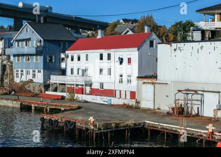 Kristiansund toiwn Blick aufs Meer mit alten Holzscheunen in der Nähe der Brücke, norwegische Küstenlandschaft Stockfoto