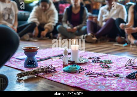 Unerkennbare Frauen um eine Kerze in einer Zeremonie von Bitten und Absichten. Hochwertige Fotos Stockfoto