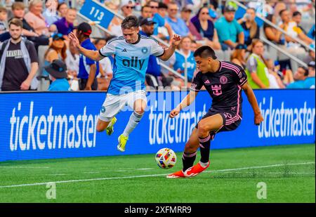 Charlotte, NC, USA. Juli 2024. Inter Miami Mittelfeldspieler DIEGO GOMEZ (PAR) kämpft um den Ball während des Spiels Charlotte FC gegen Inter Miami im Bank of America Stadium in Charlotte, NC. Inter Miami gewinnt das Spiel mit 2:1. (Kreditbild: © Walter G. Arce Sr./ASP via ZUMA Press Wire) NUR REDAKTIONELLE VERWENDUNG! Nicht für kommerzielle ZWECKE! Stockfoto